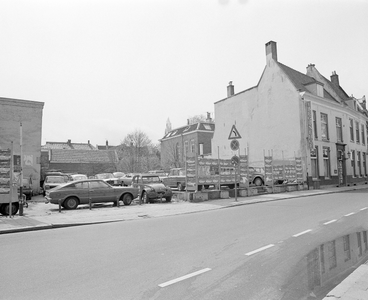 880658 Gezicht op 'het gat in de Voorstraat', dat in gebruik is als parkeerterrein, van bij de Wijde Begijnestraat te ...